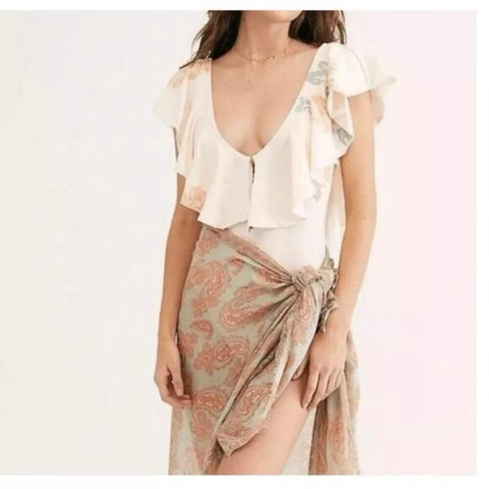 Free people, Matilda bodysuit large ruffle scoop neck tea combo floral festival￼